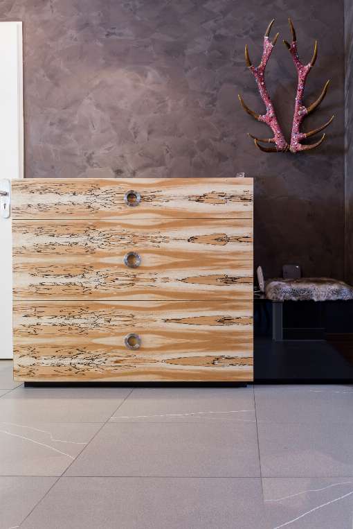 Bild 5: Ein Meisterwerk der Natur: Diese Kommode zeigt auf perfekte Weise, was alles mit Furnier m�glich ist. Fotos: Bleier Lebensr�ume